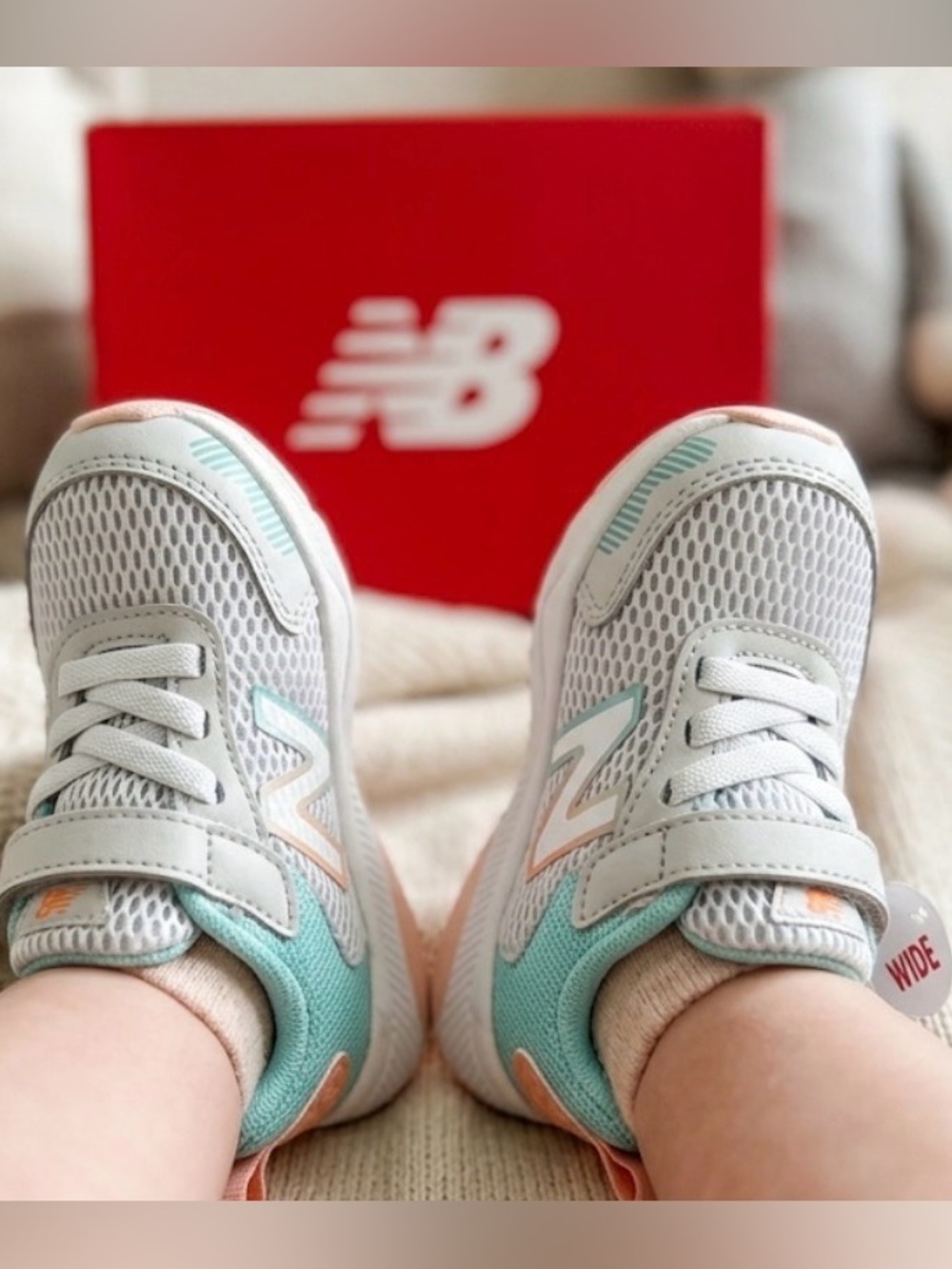 New New Balance infant baby girl signature sneakers sz 5 wide display